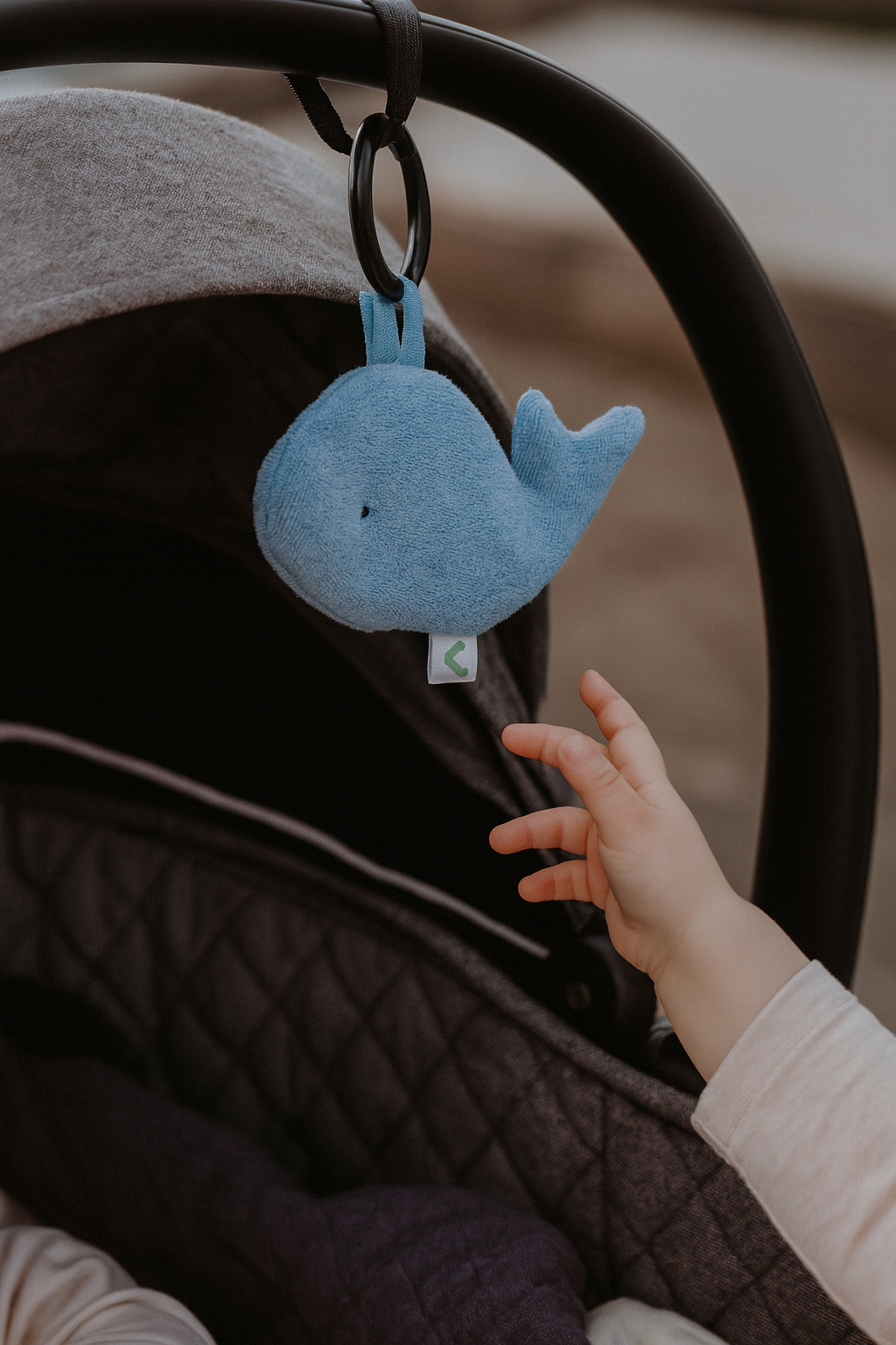 Kuscheliger Knisterwal – Greifspielzeug zum Fühlen, Kuscheln & Trösten – mit Raschelpapier & Laschen für Kinderwagen